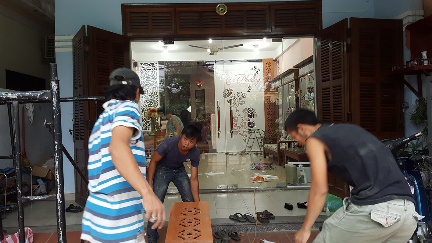 173202vach ngan hoa van cau thang